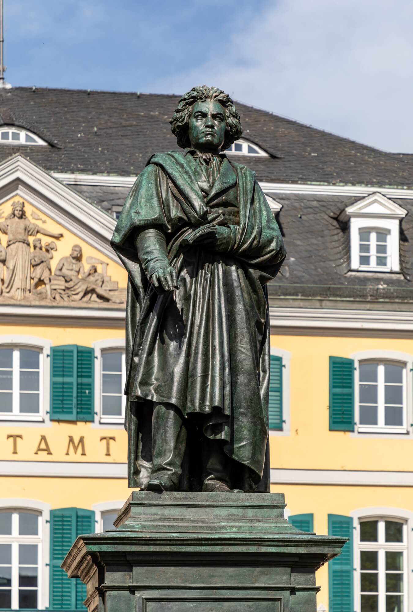 apartment-overath-bonn-beethoven-statue-am-postamt-h1