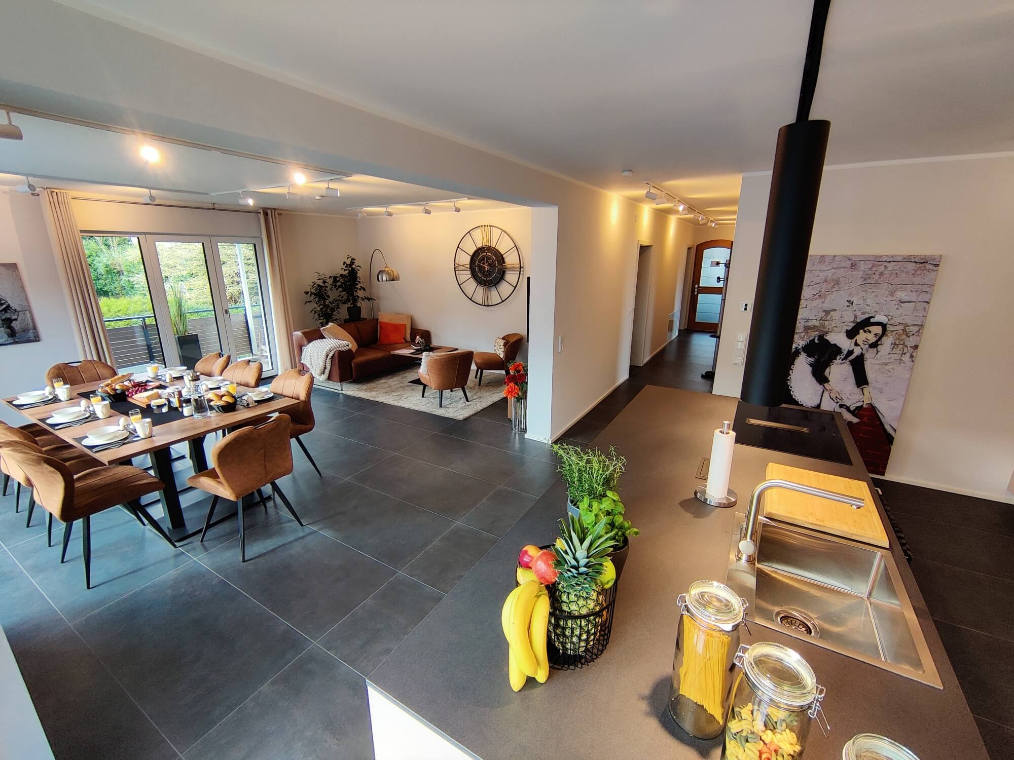 Moderner Eingangsbereich im Apartment Overath nahe Köln.