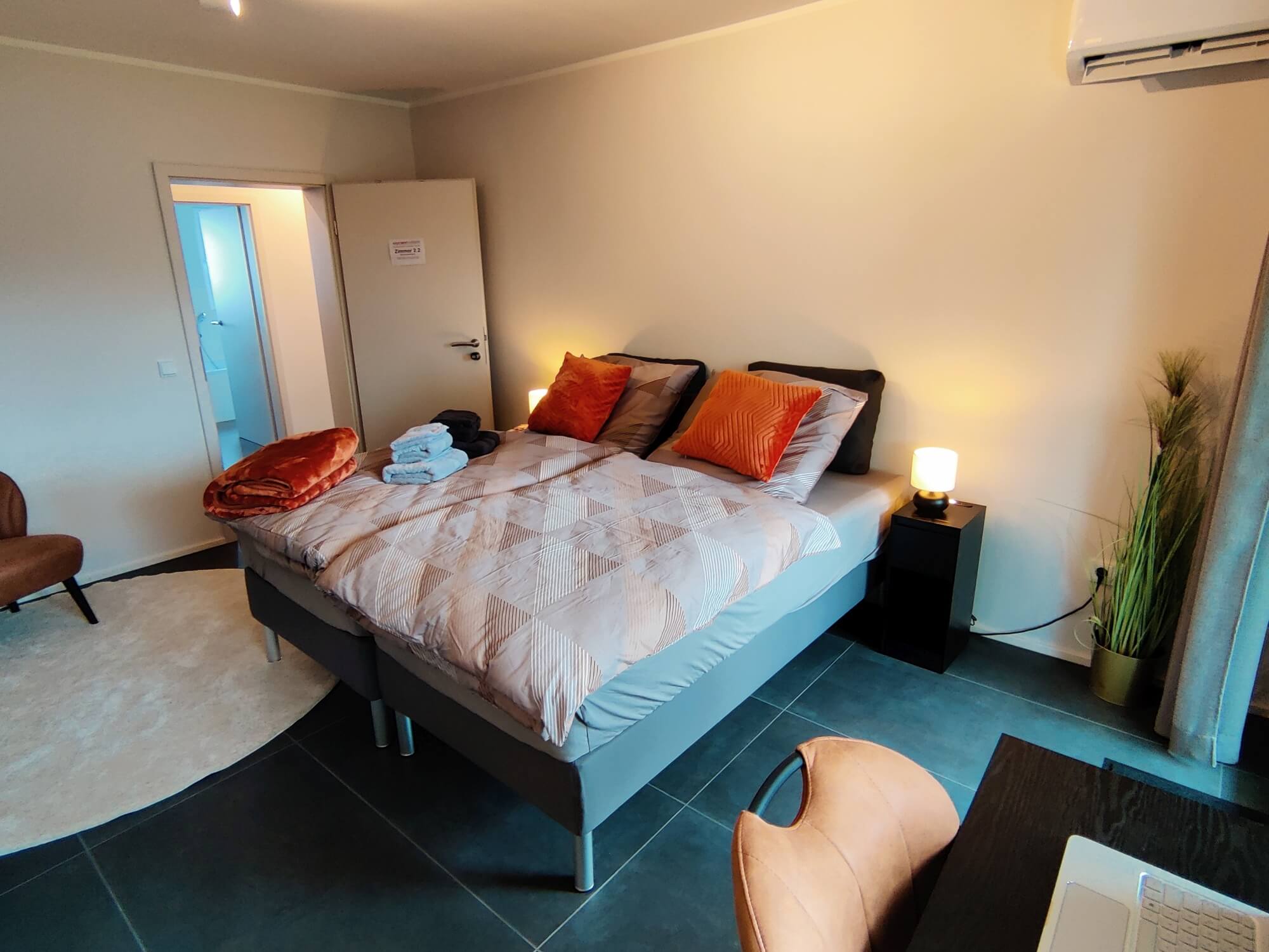 Ruhiges Business-Zimmer im Apartment Overath mit Highspeed-WLAN für Messebesucher in Köln.