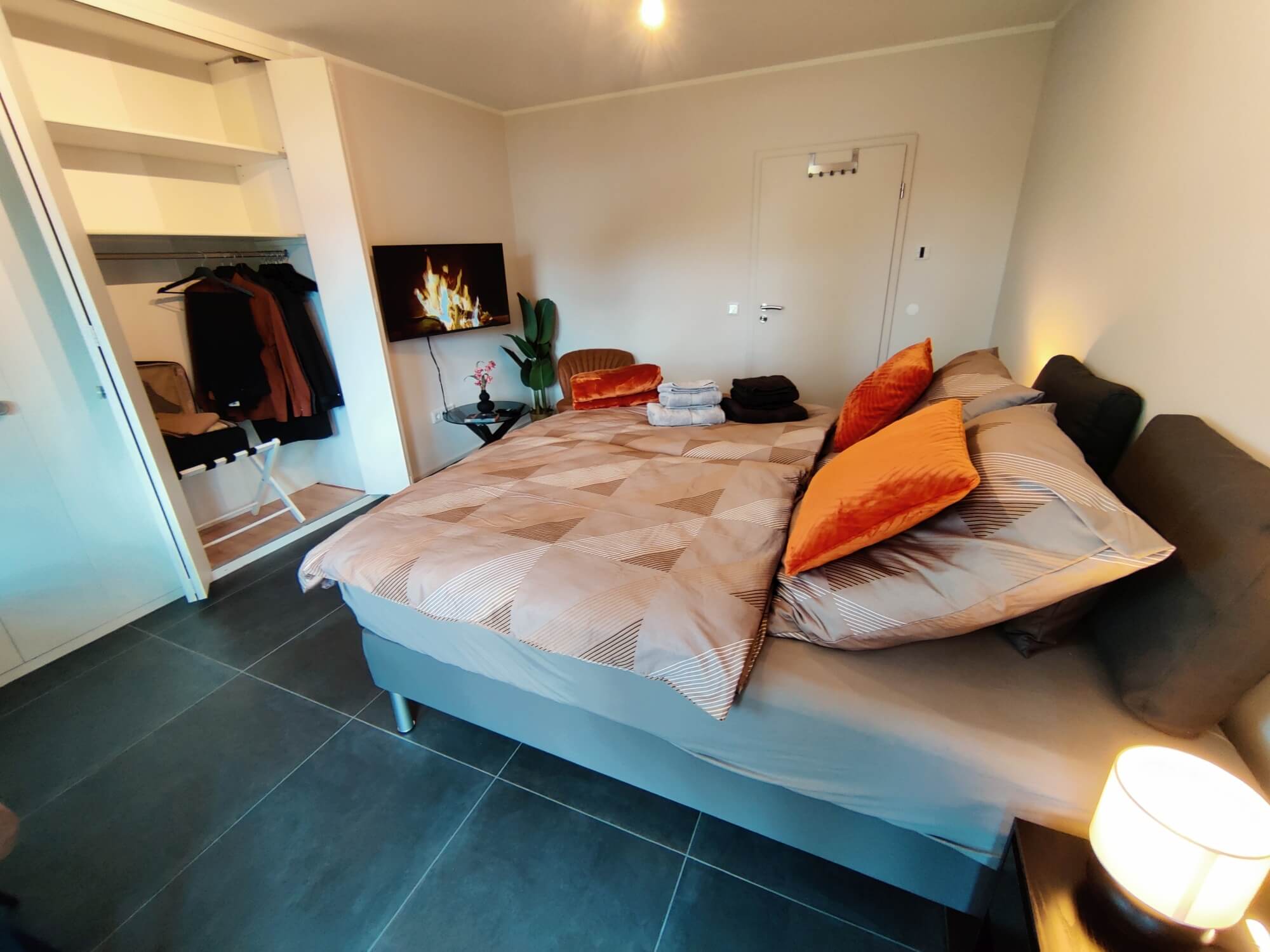 Gemütliches Schlafzimmer mit Einzelbetten im Apartment Overath nahe Köln.